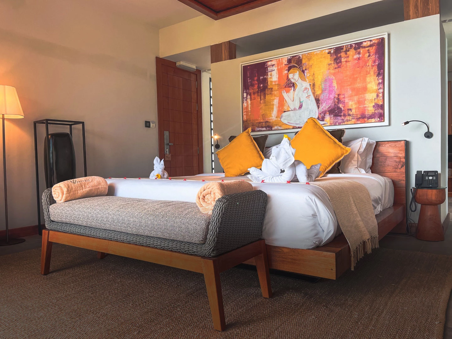 Spacious and elegant Deluxe Suite at Wonders Beach with lounge area and garden or ocean view