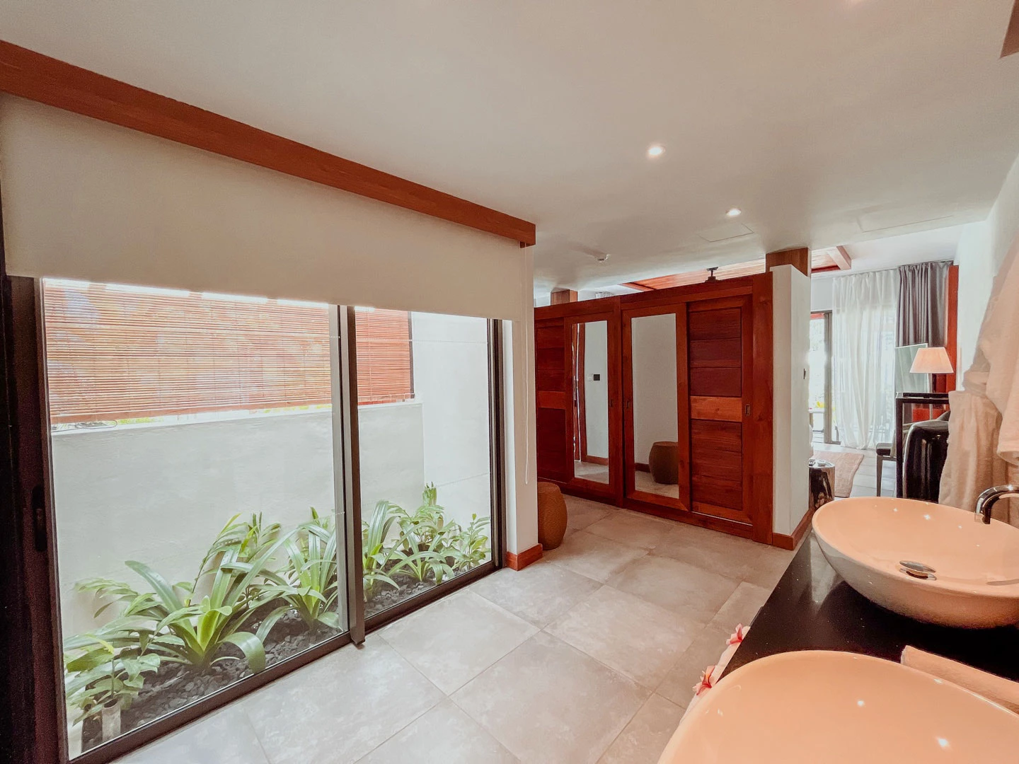 deluxe-villa-pool-bathroom3.webp