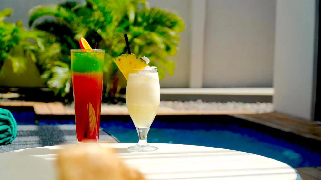 villa-pool-cocktail.webp
